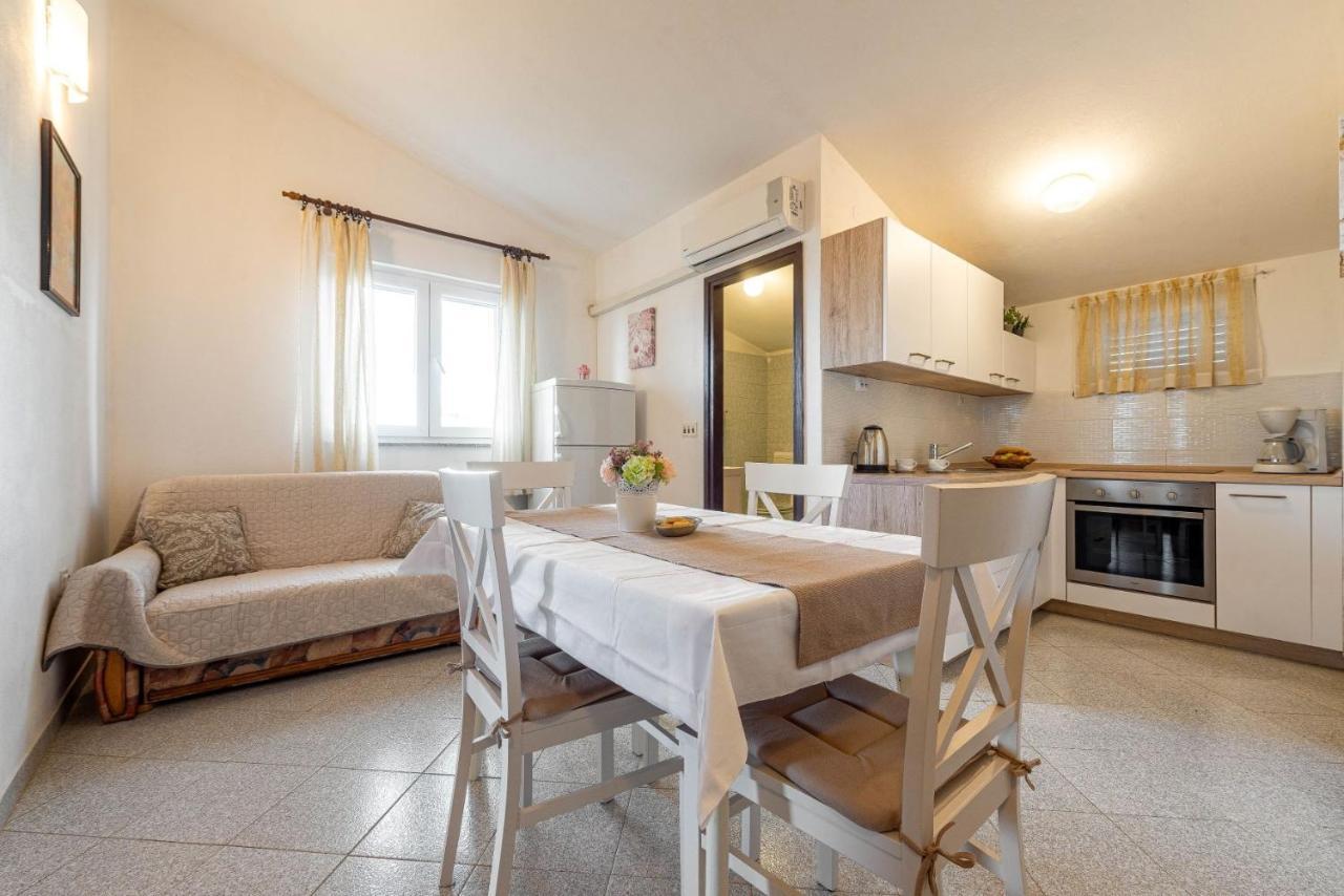 Family Friendly Seaside Apartments Kozino, Zadar - 5749 Petrcane Eksteriør billede